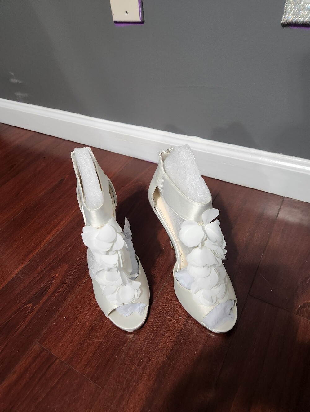White Floral Open-Toe Women's Heels Besty Johnson Bridal Collection New Never